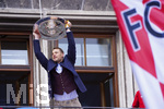 17.05.2026, Fussball Bundesliga 2025/2026, Meisterfeier des FC Bayern München auf dem Rathausbalkon in München. Torwart Manuel Neuer (FC Bayern München) mit Meisterschale 
