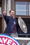 17.05.2026, Fussball Bundesliga 2025/2026, Meisterfeier des FC Bayern München auf dem Rathausbalkon in München. Torwart Manuel Neuer (FC Bayern München) mit Meisterschale 