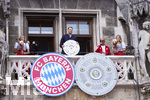 17.05.2026, Fussball Bundesliga 2025/2026, Meisterfeier des FC Bayern München auf dem Rathausbalkon in München. Torwart Manuel Neuer (FC Bayern München) mit Meisterschale 