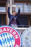 17.05.2026, Fussball Bundesliga 2025/2026, Meisterfeier des FC Bayern München auf dem Rathausbalkon in München. Torwart Manuel Neuer (FC Bayern München) mit Meisterschale 