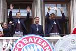 17.05.2026, Fussball Bundesliga 2025/2026, Meisterfeier des FC Bayern München auf dem Rathausbalkon in München. v.li: Torwart Manuel Neuer (FC Bayern München), Joshua Kimmich (FC Bayern München) und Jonathan Tah (FC Bayern München) mit Meisterschale.