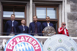 17.05.2026, Fussball Bundesliga 2025/2026, Meisterfeier des FC Bayern München auf dem Rathausbalkon in München. v.li: Torwart Manuel Neuer (FC Bayern München), Joshua Kimmich (FC Bayern München) Harry Kane (FC Bayern München), Jonathan Tah (FC Bayern München) mit Meisterschale.