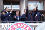 17.05.2026, Fussball Bundesliga 2025/2026, Meisterfeier des FC Bayern München auf dem Rathausbalkon in München. Alphonso Davies (FC Bayern München) mit Meisterschale