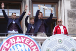 17.05.2026, Fussball Bundesliga 2025/2026, Meisterfeier des FC Bayern München auf dem Rathausbalkon in München. Torwart Manuel Neuer (FC Bayern München) und Harry Kane (FC Bayern München) mit Meisterschale 