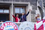 17.05.2026, Fussball Bundesliga 2025/2026, Meisterfeier des FC Bayern München auf dem Rathausbalkon in München. Torwart Manuel Neuer (FC Bayern München) mit Meisterschale neben Moderator Stephan Lehmann 