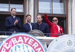 17.05.2026, Fussball Bundesliga 2025/2026, Meisterfeier des FC Bayern München auf dem Rathausbalkon in München. Torwart Manuel Neuer (FC Bayern München), Joshua Kimmich (FC Bayern München) und Harry Kane (FC Bayern München) mit Meisterschale 