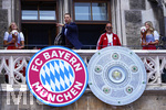 17.05.2026, Fussball Bundesliga 2025/2026, Meisterfeier des FC Bayern München auf dem Rathausbalkon in München. Torwart Manuel Neuer (FC Bayern München) mit Meisterschale neben Moderator Stephan Lehmann 