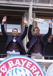 17.05.2026, Fussball Bundesliga 2025/2026, Meisterfeier des FC Bayern München auf dem Rathausbalkon in München. Torwart Manuel Neuer (FC Bayern München) und Harry Kane (FC Bayern München) mit Meisterschale 
