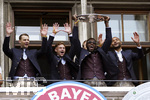 17.05.2026, Fussball Bundesliga 2025/2026, Meisterfeier des FC Bayern München auf dem Rathausbalkon in München. Alphonso Davies (FC Bayern München) mit Meisterschale, Torwart Manuel Neuer (FC Bayern München), Joshua Kimmich (FC Bayern München), Jonathan Tah (FC Bayern München) 