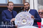 17.05.2026, Fussball Bundesliga 2025/2026, Meisterfeier des FC Bayern München auf dem Rathausbalkon in München. v.li: Harry Kane (FC Bayern München) und Jonathan Tah (FC Bayern München) mit Meisterschale.