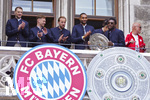 17.05.2026, Fussball Bundesliga 2025/2026, Meisterfeier des FC Bayern München auf dem Rathausbalkon in München. Torwart Manuel Neuer (FC Bayern München), Joshua Kimmich (FC Bayern München), Harry Kane (FC Bayern München), Jonathan Tah (FC Bayern München), Alphonso Davies (FC Bayern München) 