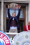 17.05.2026, Fussball Bundesliga 2025/2026, Meisterfeier des FC Bayern München auf dem Rathausbalkon in München. Torwart Manuel Neuer (FC Bayern München) mit Meisterschale 