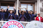 17.05.2026, Fussball Bundesliga 2025/2026, Meisterfeier des FC Bayern München auf dem Rathausbalkon in München. Torwart Manuel Neuer (FC Bayern München), Joshua Kimmich (FC Bayern München), Harry Kane (FC Bayern München), Jonathan Tah (FC Bayern München), Alphonso Davies (FC Bayern München) Luis Diaz (FC Bayern München) 