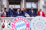 17.05.2026, Fussball Bundesliga 2025/2026, Meisterfeier des FC Bayern München auf dem Rathausbalkon in München. Alphonso Davies (FC Bayern München) mit Meisterschale, Torwart Manuel Neuer (FC Bayern München), Joshua Kimmich (FC Bayern München), Jonathan Tah (FC Bayern München) 