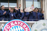 17.05.2026, Fussball Bundesliga 2025/2026, Meisterfeier des FC Bayern München auf dem Rathausbalkon in München. Michael Olise (FC Bayern München) mit Meisterschale, Torwart Manuel Neuer (FC Bayern München), Joshua Kimmich (FC Bayern München), Harry Kane (FC Bayern München), Alphonso Davies (FC Bayern München), Jonathan Tah (FC Bayern München), Luis Diaz (FC Bayern München) 