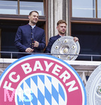 17.05.2026, Fussball Bundesliga 2025/2026, Meisterfeier des FC Bayern München auf dem Rathausbalkon in München. Torwart Manuel Neuer (FC Bayern München) und Joshua Kimmich (FC Bayern München) mit Meisterschale 