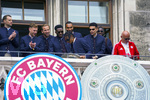 17.05.2026, Fussball Bundesliga 2025/2026, Meisterfeier des FC Bayern München auf dem Rathausbalkon in München. Michael Olise (FC Bayern München) mit Meisterschale, Torwart Manuel Neuer (FC Bayern München), Joshua Kimmich (FC Bayern München), Harry Kane (FC Bayern München), Alphonso Davies (FC Bayern München), Jonathan Tah (FC Bayern München), Luis Diaz (FC Bayern München) 