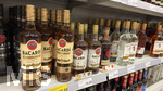 18.05.2026, Deutschland, Bayern, Spirituosen im Angebot der Getränkeabteilung eines Supermarktes in Bayern,  Bacardi Rum, Captain Morgan, Gold Rum, 