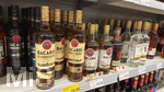 18.05.2026, Deutschland, Bayern, Spirituosen im Angebot der Getränkeabteilung eines Supermarktes in Bayern,  Bacardi Rum, Captain Morgan, Gold Rum, 
