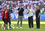 23.05.2026, Fussball DFB-Pokal 2025/2026, Finale, FC Bayern München - VfB Stuttgart, im Olympiastadion Berlin. v.l. Moderator Alexander Schlüter (Deutschland), Trainer Julian Nagelsmann (Deutschland) und Bastian Schweinsteiger (Deutschland).

