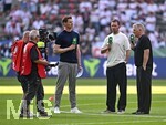 23.05.2026, Fussball DFB-Pokal 2025/2026, Finale, FC Bayern München - VfB Stuttgart, im Olympiastadion Berlin. v.l. Moderator Alexander Schlüter (Deutschland), Trainer Julian Nagelsmann (Deutschland) und Bastian Schweinsteiger (Deutschland).

