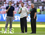 23.05.2026, Fussball DFB-Pokal 2025/2026, Finale, FC Bayern München - VfB Stuttgart, im Olympiastadion Berlin. v.l. Moderator Alexander Schlüter (Deutschland), Trainer Julian Nagelsmann (Deutschland) und Bastian Schweinsteiger (Deutschland).

