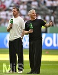 23.05.2026, Fussball DFB-Pokal 2025/2026, Finale, FC Bayern München - VfB Stuttgart, im Olympiastadion Berlin. Trainer Julian Nagelsmann (Deutschland) bei Interview v.l. Trainer Julian Nagelsmann (Deutschland) und TV Experte Bastian Schweinsteiger (Deutschland).

