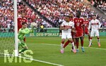 23.05.2026, Fussball DFB-Pokal 2025/2026, Finale, FC Bayern München - VfB Stuttgart, im Olympiastadion Berlin. Torwart Jonas Urbig (FC Bayern München) hält den Ball fest

