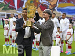 23.05.2026, Fussball DFB-Pokal 2025/2026, Finale, FC Bayern München - VfB Stuttgart, im Olympiastadion Berlin. Giovanni Elber (Bayern) und Joachim Löw (re, Deutschland) tragen den Pokal herein,

