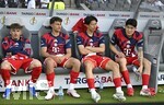 23.05.2026, Fussball DFB-Pokal 2025/2026, Finale, FC Bayern München - VfB Stuttgart, im Olympiastadion Berlin. v.l. Lennart Karl (FC Bayern München), Tom Bischof (Bayern München), Hiroki Ito (FC Bayern München) und Min-jae Kim (Bayern München, Minjae Kim) sitzen auf der Ersatzbank

