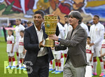 23.05.2026, Fussball DFB-Pokal 2025/2026, Finale, FC Bayern München - VfB Stuttgart, im Olympiastadion Berlin. Giovanni Elber (Bayern) und Joachim Löw (re, Deutschland) tragen den Pokal herein,

