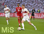 23.05.2026, Fussball DFB-Pokal 2025/2026, Finale, FC Bayern München - VfB Stuttgart, im Olympiastadion Berlin. Michael Olise (FC Bayern München) gegen Chris Führich (Stuttgart) 

