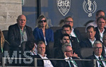 23.05.2026, Fussball DFB-Pokal 2025/2026, Finale, FC Bayern München - VfB Stuttgart, im Olympiastadion Berlin. Dieter Hoeness (Deutschland) schaut seinem Sohn Trainer Sebastian Hoeneß (Stuttgart) zu

