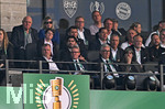 23.05.2026, Fussball DFB-Pokal 2025/2026, Finale, FC Bayern München - VfB Stuttgart, im Olympiastadion Berlin. Dieter Hoeness (Deutschland) schaut seinem Sohn Trainer Sebastian Hoeneß (oben links, Stuttgart) zu, unten rechts Joachim Löw (Stuttgart, Deutschland).

