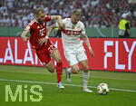 23.05.2026, Fussball DFB-Pokal 2025/2026, Finale, FC Bayern München - VfB Stuttgart, im Olympiastadion Berlin. v.l. Konrad Laimer (FC Bayern München) gegen Chris Führich (Stuttgart) 

