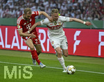 23.05.2026, Fussball DFB-Pokal 2025/2026, Finale, FC Bayern München - VfB Stuttgart, im Olympiastadion Berlin. v.l. Konrad Laimer (FC Bayern München) gegen Chris Führich (Stuttgart) 

