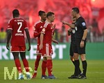 23.05.2026, Fussball DFB-Pokal 2025/2026, Finale, FC Bayern München - VfB Stuttgart, im Olympiastadion Berlin. v.l. Dayot Upamecano (FC Bayern München), Michael Olise (FC Bayern München),und Joshua Kimmich (FC Bayern München) diskutieren mit Schiedsrichter Sven Jablonski (Deutschland).

