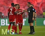 23.05.2026, Fussball DFB-Pokal 2025/2026, Finale, FC Bayern München - VfB Stuttgart, im Olympiastadion Berlin. v.l. Dayot Upamecano (FC Bayern München), Joshua Kimmich (FC Bayern München) und Michael Olise (FC Bayern München) diskutieren mit Schiedsrichter Sven Jablonski (Deutschland).


