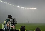 23.05.2026, Fussball DFB-Pokal 2025/2026, Finale, FC Bayern München - VfB Stuttgart, im Olympiastadion Berlin. Durch die Phyrotechnik hängt Nebel in der Luft, das Spiel müsste eigentlich unterbrochen werden.

