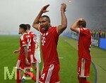 23.05.2026, Fussball DFB-Pokal 2025/2026, Finale, FC Bayern München - VfB Stuttgart, im Olympiastadion Berlin. Jonathan Tah (FC Bayern München) fordert die Bayern Fans auf

