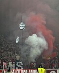 23.05.2026, Fussball DFB-Pokal 2025/2026, Finale, FC Bayern München - VfB Stuttgart, im Olympiastadion Berlin. Phyrotechnik Qualm über dem DFB Pokal in der Fankurve, Protest gegen DFB Präsident Bernd Neuendorf (Deutschland) 

