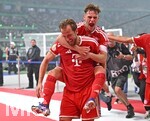 23.05.2026, Fussball DFB-Pokal 2025/2026, Finale, FC Bayern München - VfB Stuttgart, im Olympiastadion Berlin. v.l. Harry Kane (FC Bayern München) und Joshua Kimmich (FC Bayern München) jubeln

