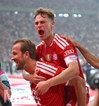 23.05.2026, Fussball DFB-Pokal 2025/2026, Finale, FC Bayern München - VfB Stuttgart, im Olympiastadion Berlin. v.l. Harry Kane (FC Bayern München) und Joshua Kimmich (FC Bayern München) jubeln

