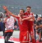 23.05.2026, Fussball DFB-Pokal 2025/2026, Finale, FC Bayern München - VfB Stuttgart, im Olympiastadion Berlin. v.l. Harry Kane (FC Bayern München) und Joshua Kimmich (FC Bayern München) jubeln

