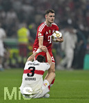 23.05.2026, Fussball DFB-Pokal 2025/2026, Finale, FC Bayern München - VfB Stuttgart, im Olympiastadion Berlin. Josip Stanisic (Bayern München) hilft Ramon Hendriks (Stuttgart) auf die Füße

