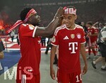 23.05.2026, Fussball DFB-Pokal 2025/2026, Finale, FC Bayern München - VfB Stuttgart, im Olympiastadion Berlin. Alphonso Davies (FC Bayern München) und Jamal Musiala (Bayern München) beim Jubeln mit lustiger Kopfbedeckung.

