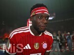 23.05.2026, Fussball DFB-Pokal 2025/2026, Finale, FC Bayern München - VfB Stuttgart, im Olympiastadion Berlin. Alphonso Davies (FC Bayern München) beim Jubeln mit lustiger Kopfbedeckung.

