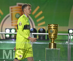 23.05.2026, Fussball DFB-Pokal 2025/2026, Finale, FC Bayern München - VfB Stuttgart, im Olympiastadion Berlin. Torwart Alexander Nübel (Stuttgart) geht am DFB Pokal vorbei.

