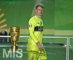 23.05.2026, Fussball DFB-Pokal 2025/2026, Finale, FC Bayern München - VfB Stuttgart, im Olympiastadion Berlin. Torwart Alexander Nübel (Stuttgart) geht am DFB Pokal vorbei.


