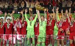 23.05.2026, Fussball DFB-Pokal 2025/2026, Finale, FC Bayern München - VfB Stuttgart, im Olympiastadion Berlin. Die Bayern Jubeln v.l.  Raphael Guerreiro (FC Bayern München), Lennart Karl (FC Bayern München), Tom Bischof (Bayern München), Aleksandar Pavlovic (Bayern München) , Torwart Jonas Urbig (FC Bayern München), Torwart Manuel Neuer (FC Bayern München), Harry Kane (FC Bayern München), Josip Stanisic (Bayern München) , Joshua Kimmich (FC Bayern München) und Konrad Laimer (FC Bayern München) 

